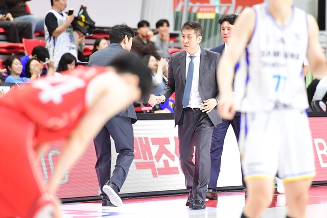 김상식 감독(가운데). /사진=KBL 제공