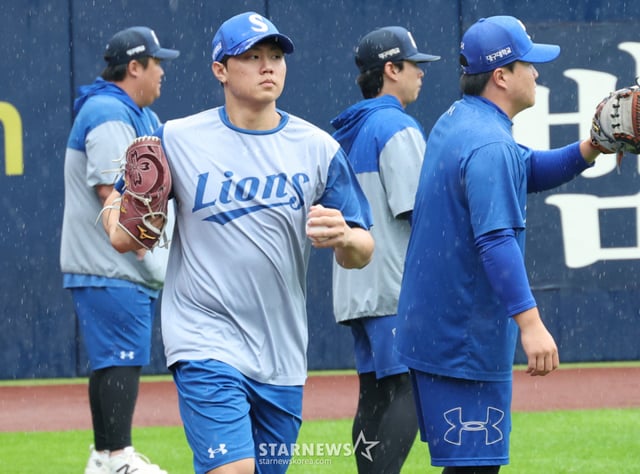 배찬승(왼쪽에서 2번째)을 비롯한 일부 삼성 라이온즈 투수들이 25일 2026 KBO 포스트시즌 플레이오프(PO) 1차전 KIA 타이거즈전을 앞두고 비를 맞으며 훈련을 하고 있다. /사진=김진경 대기자