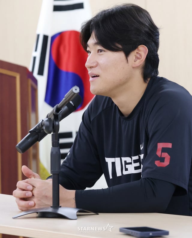25일 대구 삼성라이온즈파크에서 열릴 예정인 2026 KBO 포스트시즌 플레이오프(PO) 1차전 삼성 대 KIA전이 우천으로 취소됐다. KIA 김도영이 기자들의 질문에 답하고 있다. /사진=김진경 kim.jinkyung@