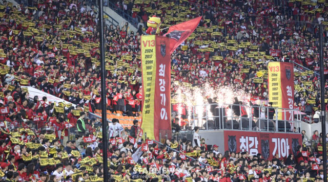 KIA 타이거즈가 20일 서울 잠실야구장에서 열린 2026 신한 SOL KBO 포스트시즌 준PO 3차전에서 LG 트윈스를 13-1로 완파하먀 플레이오프에 진출했다. 팬들이 응원하는 모습. /사진=김진경 대기자 /사진=김진경 kim.jinkyung@
