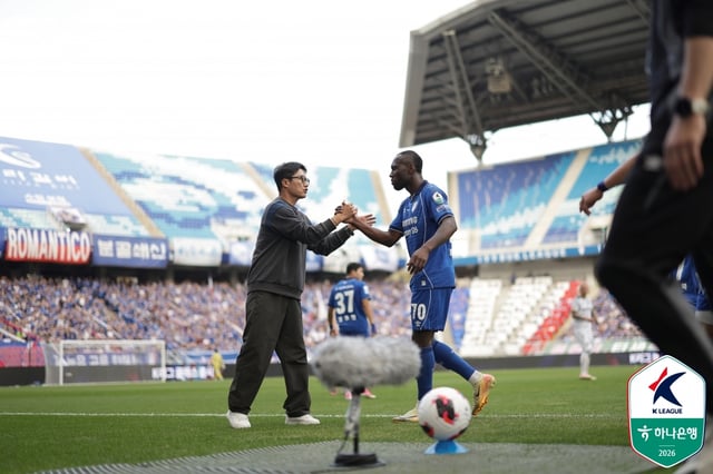 이정효(왼쪽) 감독과 루이스. /사진=한국프로축구연맹 제공
