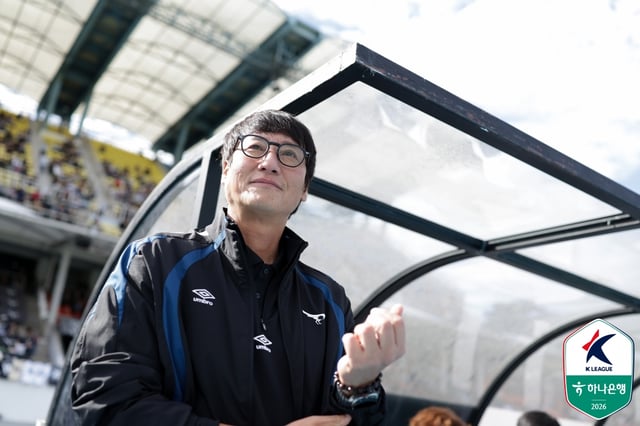 김해운 성남FC 감독이 25일 오후 2시 성남종합운동장에서 열린 하나은행 K리그2 2026 30라운드 경기를 지켜보고 있다. /사진=한국프로축구연맹 제공