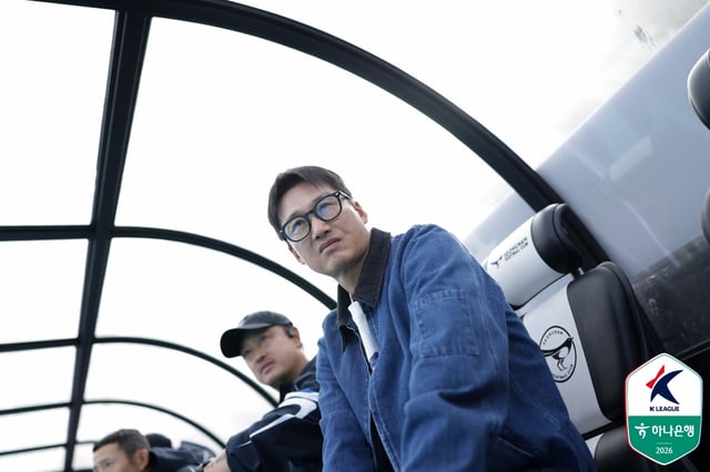 이정효 수원 삼성 감독이 25일 오후 2시 성남종합운동장에서 열린 하나은행 K리그2 2026 30라운드 경기를 바라보고 있다. /사진=한국프로축구연맹 제공