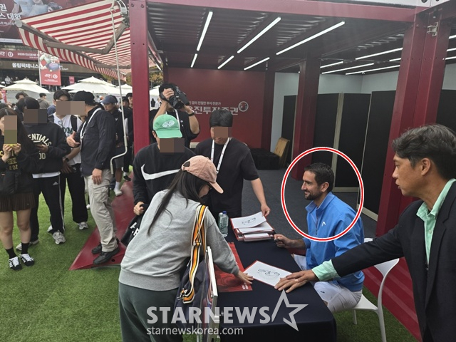 마린 칠리치(빨간색 원)가 25일 서울오픈 팬사인회에서 밝은 미소로 한국 팬들에게 사인을 해주고 있다. /사진=이원희 기자.