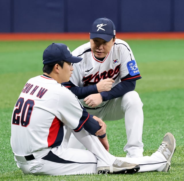 야구대표팀 투수 정우주가 4일 고척스카이돔에서 열린 2026 WBC 야구대표팀 훈련에 합류해 스트레칭을 하고 있다. 2025.11.04. 야구대표팀 포수 정형우가 4일 고척스카이돔에서 열린 2026 WBC 야구대표팀 훈련에서 이동욱 코치로부터 사인관련해 이야기를 나누고 있다. 2025.11.04. /사진=강영조 cameratalks@