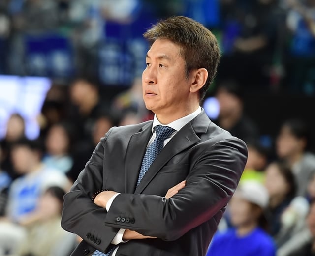 25일 한국가스공사전을 지켜보는 김상식 감독. /사진=KBL