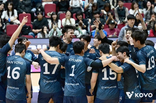 대한항공 선수단이 25일 전남 여수시 진남체육관에서 열린 2026 여수·NH농협컵 프로배구대회 현대캐피탈과 남자부 결승에서 우승 후 기뻐했다. /사진=KOVO 제공