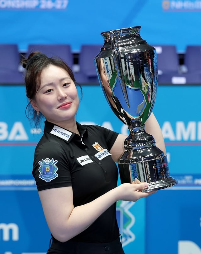 김보미가 25일 경기도 고양시 '고양 킨텍스 PBA 스타디움'에서 열린 프로당구 2026-2027시즌 5차 투어 '지금 잘 사는 방법 zgm NH농협카드 PBA-LPBA 챔피언십' LPBA 결승전에서 승리, 우승을 차지하고 트로피를 들어올리고 있다. /사진=PBA 투어 제공
