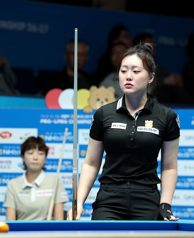 김보미(오른쪽)가 25일 경기도 고양시 '고양 킨텍스 PBA 스타디움'에서 열린 프로당구 2026-2027시즌 5차 투어 '지금 잘 사는 방법 zgm NH농협카드 PBA-LPBA 챔피언십' LPBA 결승전에서 득점 길을 구상하고 있다. /사진=PBA 투어 제공