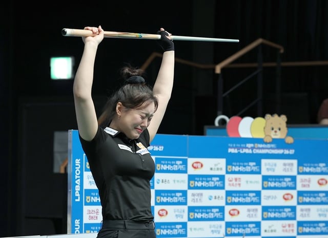 김보미가 25일 경기도 고양시 '고양 킨텍스 PBA 스타디움'에서 열린 프로당구 2026-2027시즌 5차 투어 '지금 잘 사는 방법 zgm NH농협카드 PBA-LPBA 챔피언십' LPBA 결승전에서 우승을 확정짓는 득점을 한 뒤 큐를 들어올리며 울컥하고 있다. /사진=PBA 투어 제공