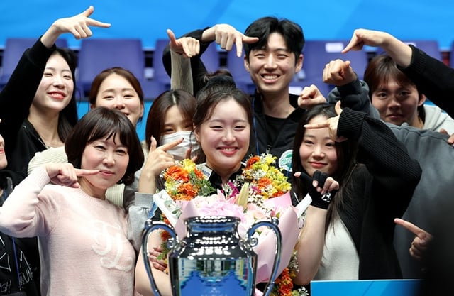 김보미(앞줄 가운데)가 25일 경기도 고양시 '고양 킨텍스 PBA 스타디움'에서 열린 프로당구 2026-2027시즌 5차 투어 '지금 잘 사는 방법 zgm NH농협카드 PBA-LPBA 챔피언십' LPBA 결승전에서 승리, 우승을 차지한 뒤 동료들과 함께 기념촬영을 하고 있다. 정수빈(윗줄 왼쪽 끝)도 환한 미소로 축하를 보내고 있다. /사진=PBA 투어 제공