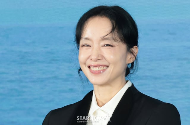(서울=뉴스1) 권현진 기자 = 배우 전도연이 25일 서울 마포구 호텔 나루 서울 엠갤러리에서 열린 넷플릭스 영화 ‘가능한 사랑’ 제작보고회에 참석해 환한 미소를 짓고 있다. ‘가능한 사랑’은 해고 노동자와 그의 아내 그리고 다큐멘터리 감독과 그녀의 남편, 두 부부가 다큐멘터리 제작을 위해 만나 서로 다른 삶과 숨은 욕망을 마주하는 이야기를 그린 작품이다. 2026.8.25/뉴스1 Copyright © 뉴스1. All rights reserved. 무단 전재 및 재배포, AI학습 이용 금지. /사진=(서울=뉴스1) 권현진 기자