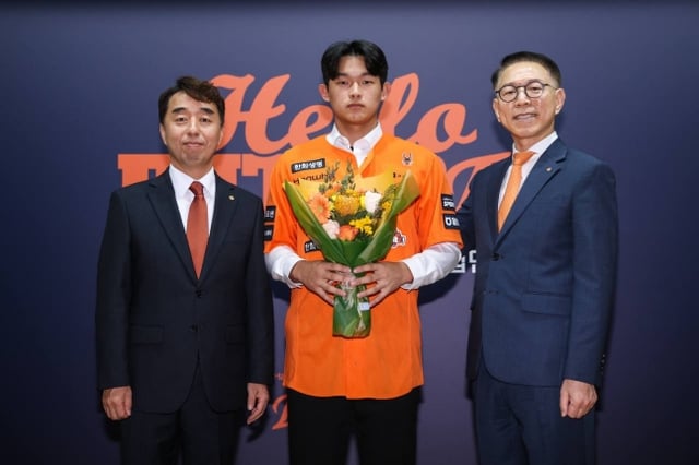 한화 이글스 1라운드 신인 민주홍(가운데)이 25일 입단식에서 박종태 대표이사(오른쪽), 석장현 단장과 기념촬영을 하고 있다. /사진=한화 이글스 제공