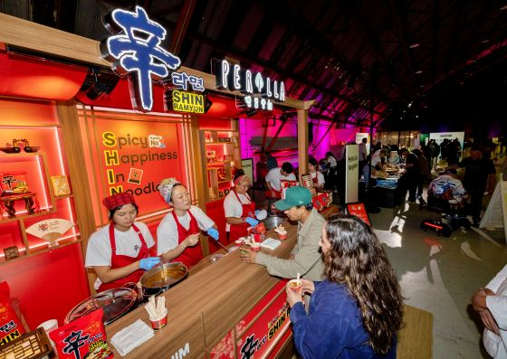 En la sala de degustación del stand de Nongshim en el "101 Best Restaurants in LA" del LA Times, chefs locales y profesionales del sector gastronómico prueban el menú especial de Shin Ramyun desarrollado en colaboración con Perilla LA./Foto proporcionada por=Nongshim