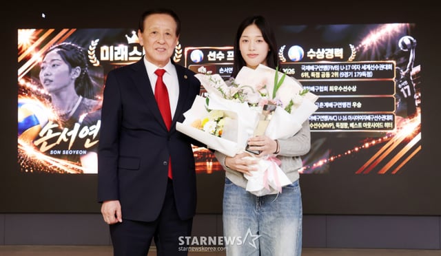 배구 손서연 선수가 26일 서울 중구 프레스센터에서 진행된 '2026 퓨처스 스타대상' 시상식에서 미래스타상을 수상한 뒤 오한남 대한민국배구협회 회장과 기념촬영을 하고 있다. 올해로 5회째를 맞는 '2026 퓨처스 스타대상(스타뉴스 주최·주관, 대한체육회, 국민체육진흥공단, 대한야구소프트볼협회, 대한민국농구협회, 대한배구협회, 한국스포츠레저주식회사 후원)'은 한국 스포츠 발전과 아마추어 체육 활성화에 기여하고자 종목별로 한 해 동안 가장 뛰어난 활약을 보인 고교 선수를 선정하고 잠재력이 돋보이는 유망주를 격려하기 위한 행사이다. /2026.10.26 /사진=김휘선 기자
