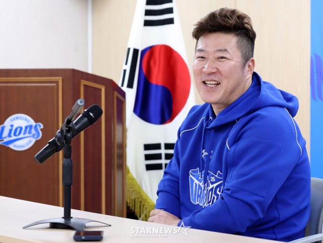 25일 대구 삼성라이온즈파크에서 열릴 예정인 2026 KBO 포스트시즌 플레이오프(PO) 1차전 삼성 대 KIA전이 우천으로 취소됐다. 삼성 최형우가 기자들의 질문에 답하고 있다. /사진=김진경 kim.jinkyung@