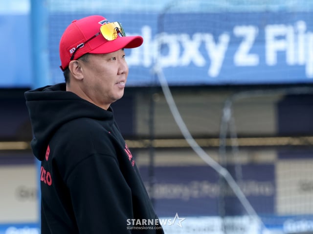 2026 KBO 포스트시즌 플레이오프(PO) 1차전 삼성 대 KIA전이 26일 대구 삼성라이온즈파크에서 열렸다. KIA 이범호 감독이 선수들의 훈련을 바라보고 있다. /사진=김진경 kim.jinkyung@