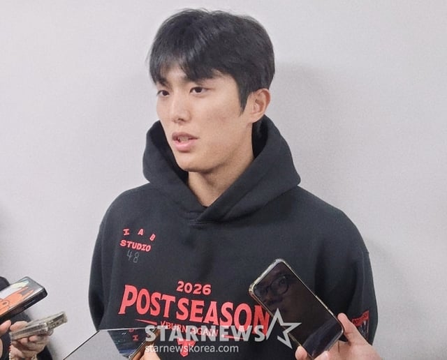 KIA 타이거즈 투수 이의리가 25일 대구 삼성라이온즈파크에서 열릴 예정이었던 삼성 라이온즈와 2026 신한 SOL KBO 포스트시즌 준PO(5전 3선승제) 1차전이 우천 취소된 뒤 취재진과 인터뷰를 하고 있다. /사진=안호근 기자