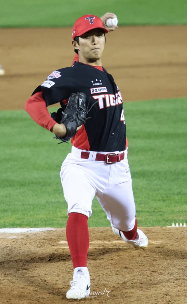 KIA 타이거즈 이의리가 9월 20일 LG 트윈스와 2026 KBO 포스트시즌 준플레이오프(준PO) 3차전 역투하고 있다. /사진=김진경 대기자