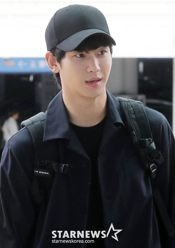 俳優のキム·スヒョンがLA KCONの日程のために27日午後、仁川国際空港を通じて出国している。 2024.07.27/写真=イム·ソンギュン