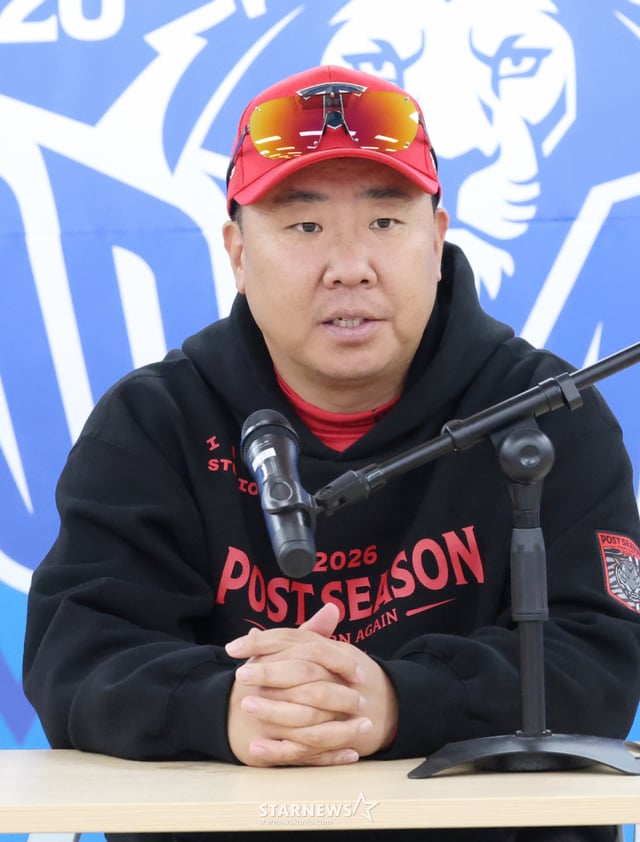 2026 KBO 포스트시즌 플레이오프(PO) 1차전 삼성 대 KIA전이 26일 대구 삼성라이온즈파크에서 열렸다. KIA 이범호 감독이 기자들의 질문에 답하고 있다. /사진=김진경 kim.jinkyung@
