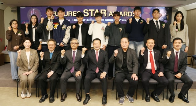 뒷줄 왼쪽부터 시계방향으로 기계체조 황서현 선수 어머니, 골프 양윤서 선수, 농구 윤지원, 윤지훈 선수, 축구 안주완, 정현웅 선수, 스케이트보드 강준이 선수, 야구 하현승, 이호민 선수, 배구 손서연 선수, 박준철 스타뉴스 대표, 오한남 대한민국배구협회 회장, 김인식 선정위원장, 김대년 대한체육회 사무총장, 양해영 대한아구소프트볼협회장, 한준희 해설위원, 김화순 대한민국농구협회 부회장. /사진=김휘선 기자