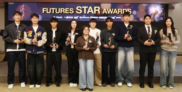 왼쪽부터 농구 윤지원, 윤지훈, 축구 안주완, 골프 양윤서, 기계체조 황서현 어머니, 축구 정현웅, 스케이트보드 강준이, 야구 하현승, 이호민, 배구 손서연. /사진=김휘선 기자