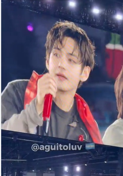 Photo of V leading the singing of "Muchachos." Photo: V fan X account