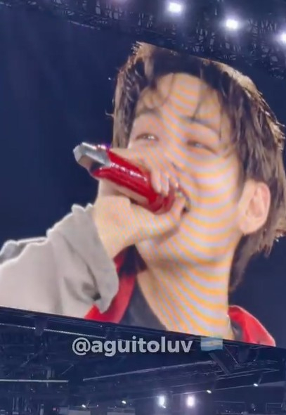 Photo of V leading the singing of "Muchachos." Photo: V fan X account