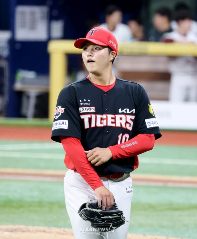 기아 선발투수 김태형이 26일 고척스카이돔에서 열리는 2026KBO리그 키움히어로즈와 기아타이거즈 경기 4회말 최주환을 1루수 앞 땅볼로 잡아내고 있다. 2026.05.26. /사진=강영조 cameratalks@