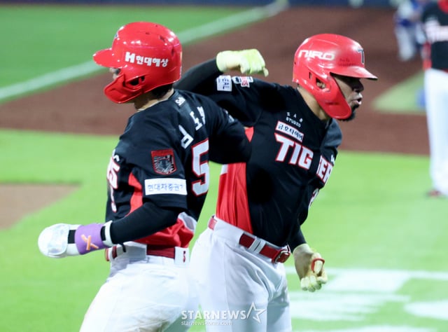 KIA 타이거즈 헤럴드 카스트로(오른쪽)가 26일 대구 삼성라이온즈파크에서 열린 삼성 라이온즈와 2026 신한 SOL KBO 포스트시즌 플레이오프(PO) 1차전 3회초 투런 홈런을 날리고 홈인한 뒤 김도영과 세리머니를 하고 있다. /사진=김진경 대기자
