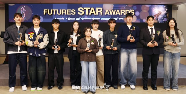 왼쪽부터 농구 윤지원, 윤지훈, 축구 안주완, 골프 양윤서, 기계체조 황서현 어머니, 축구 정현웅, 스케이트보드 강준이, 야구 하현승, 이호민, 배구 손서연이 26일 서울 중구 프레스센터에서 진행된 '2026 퓨처스 스타대상' 시상식에서 기념촬영을 하고 있다. 올해로 5회째를 맞는 '2026 퓨처스 스타대상(스타뉴스 주최·주관, 대한체육회, 국민체육진흥공단, 대한야구소프트볼협회, 대한민국농구협회, 대한배구협회, 한국스포츠레저주식회사, 팔색미인 후원)'은 한국 스포츠 발전과 아마추어 체육 활성화에 기여하고자 종목별로 한 해 동안 가장 뛰어난 활약을 보인 고교 선수를 선정하고 잠재력이 돋보이는 유망주를 격려하기 위한 행사이다. /사진=김휘선 기자
