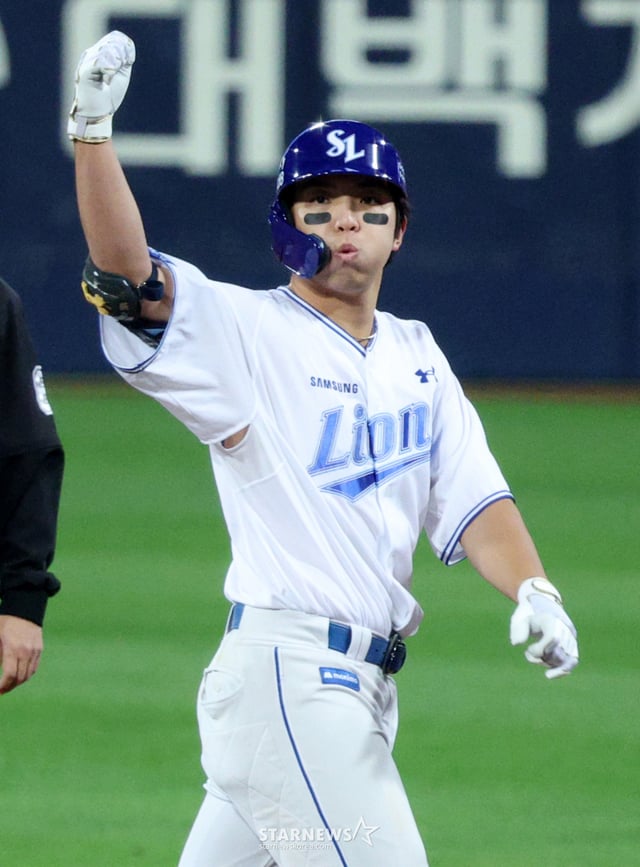2026 KBO 포스트시즌 플레이오프(PO) 1차전 삼성 대 KIA전이 2일 대구 삼성라이온즈파크에서 열렸다. 삼성 김영웅이 5회말 2사 2루에서 1타점 적시타를 날리고 출루한 후 세리머니를 하고 있다. /사진=김진경 kim.jinkyung@
