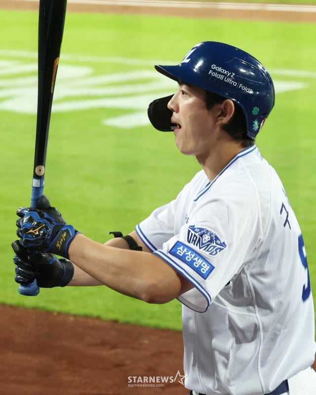 2026 KBO 포스트시즌 플레이오프(PO) 1차전 삼성 대 KIA전이 26일 대구 삼성라이온즈파크에서 열렸다. 삼성 구자욱이 대기 타석에서 굳은 의지로 배트를 돌리고 있다. /사진=김진경 kim.jinkyung@