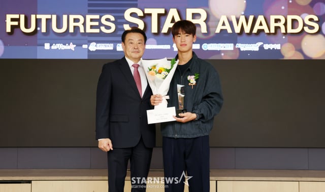 스케이트보드 강준이 선수가 26일 서울 중구 프레스센터에서 진행된 '2026 퓨처스 스타대상' 시상식에서 김대년 대한체육회 사무총장과 기념촬영을 하고 있다. 올해로 5회째를 맞는 '2026 퓨처스 스타대상(스타뉴스 주최·주관, 대한체육회, 국민체육진흥공단, 대한야구소프트볼협회, 대한민국농구협회, 대한배구협회, 한국스포츠레저주식회사 후원)'은 한국 스포츠 발전과 아마추어 체육 활성화에 기여하고자 종목별로 한 해 동안 가장 뛰어난 활약을 보인 고교 선수를 선정하고 잠재력이 돋보이는 유망주를 격려하기 위한 행사이다. /2026.10.26 /사진=김휘선 hwijpg@