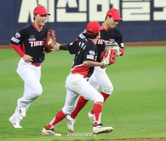 2026 KBO 포스트시즌 플레이오프(PO) 1차전 삼성 대 KIA전이 2일 대구 삼성라이온즈파크에서 열렸다. KIA 좌익수 박재현(오른쪽)이 7회말 2사에서 삼성 강민호의 안타성 타구를 몸을 날려 캐치한 후 팬들의 박수를 받으며 더그아웃으로 향하고 있다. /사진=김진경 kim.jinkyung@