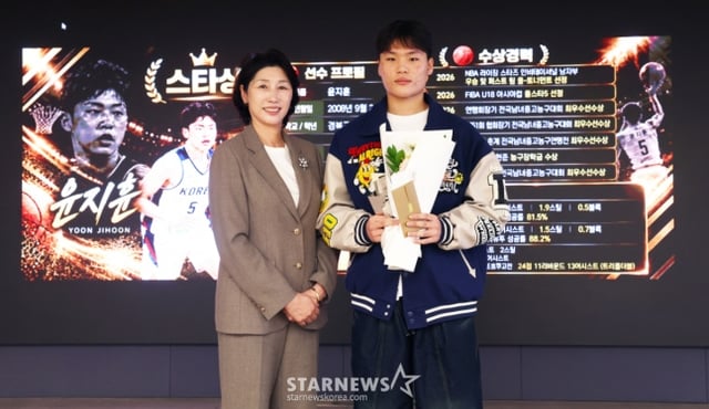 농구 윤지훈 선수(오른쪽)가 26일 서울 중구 프레스센터에서 진행된 '2026 퓨처스 스타대상' 시상식에서 스타상을 수상한 뒤 김화순 대한민국농구협부회장과 기념촬영을 하고 있다. 올해로 5회째를 맞는 '2026 퓨처스 스타대상(스타뉴스 주최·주관, 대한체육회, 국민체육진흥공단, 대한야구소프트볼협회, 대한민국농구협회, 대한배구협회, 한국스포츠레저주식회사 팔색미인 후원)'은 한국 스포츠 발전과 아마추어 체육 활성화에 기여하고자 종목별로 한 해 동안 가장 뛰어난 활약을 보인 고교 선수를 선정하고 잠재력이 돋보이는 유망주를 격려하기 위한 행사이다. /사진=김휘선 기자.