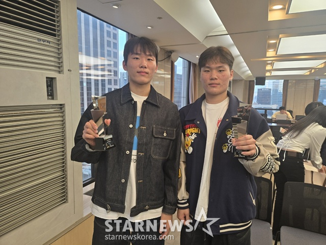 2026 퓨처스 스타대상 수상자인 농구 윤지원과 쌍둥이 동생 윤지훈(오른쪽)이 함께 포즈를 취하고 있다.한국 스포츠의 미래를 이끌어갈 꿈나무들의 축제 '2026 퓨처스 스타대상'이 화려한 막을 올렸다. 올해로 5회째를 맞는 '2026 퓨처스 스타대상(스타뉴스 주최·주관, 대한체육회, 국민체육진흥공단, 대한야구소프트볼협회, 대한민국농구협회, 대한배구협회, 한국스포츠레저주식회사 팔색미인 후원)' 시상식이 26일 오후 3시 서울 중구 한국프레스센터 19층 기자회견장에서 성대하게 열렸다. /사진=이원희 기자.