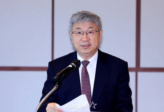 (서울=뉴스1) 이호윤 기자 = 인퉁웨 체리그룹 회장이 지난 2일 서울 용산구 그랜드 하얏트 서울에서 열린 KGM-Chery 글로벌 동반성장을 위한 전략적 투자 계약 체결식에서 인사말을 하고 있다. 2026.08.03/뉴스1  Copyright © 뉴스1. All rights reserved. 무단 전재 및 재배포,  AI학습 이용 금지. /사진=(서울=뉴스1) 이호윤 기자
