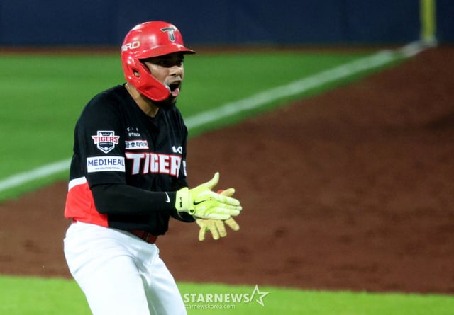 2026 KBO 포스트시즌 플레이오프(PO) 1차전 삼성 대 KIA전이 2일 대구 삼성라이온즈파크에서 열렸다.  KIA 카스트로가 3회초 2사 1루에서 2점 홈런을 날리고 환호하고 있다. /사진=김진경 kim.jinkyung@