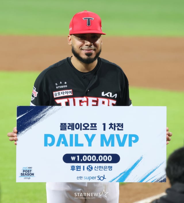 2026 KBO 포스트시즌 플레이오프(PO) 1차전 삼성 대 KIA전이 2일 대구 삼성라이온즈파크에서 열렸다.  KIA 카스트로가 데일리 MVP 수상 후 포즈를 취하고 있다. /사진=김진경 kim.jinkyung@