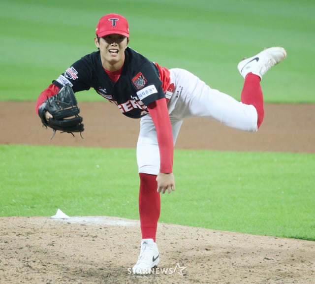 KIA 타이거즈 이의리가 26일 대구 삼성라이온즈파크에서 열린 삼성 라이온즈와 2026 KBO 포스트시즌 플레이오프(PO) 1차전에 구원 등판해 역투하고 있다. /사진=김진경 대기자