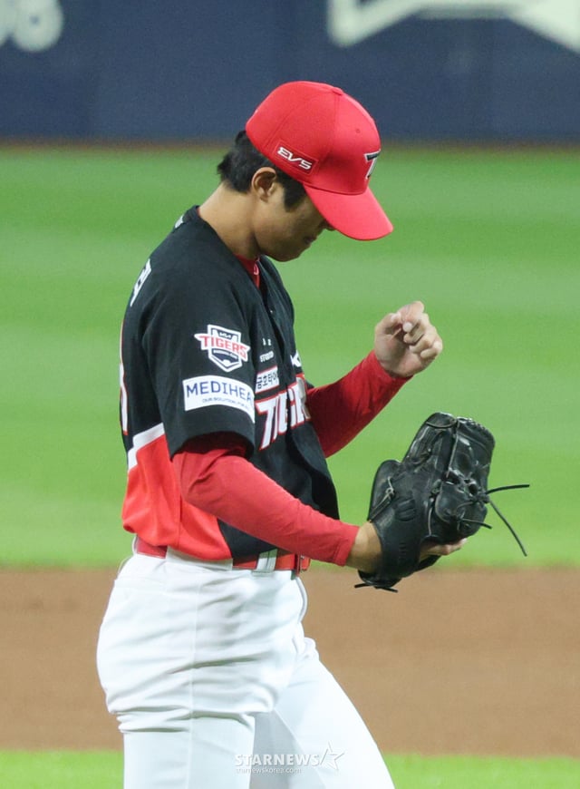 KIA 타이거즈 이의리가 26일 대구 삼성라이온즈파크에서 열린 삼성 라이온즈와 2026 KBO 포스트시즌 플레이오프(PO) 1차전에 구원 등판해 6회를 완벽히 막아내고 기뻐하고 있다. /사진=김진경 대기자