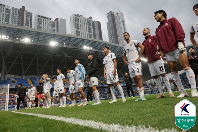지난 23일 인천축구전용경기장에서 열린 인천 유나이티드전 패배 후 아쉬워 하고 있는 제주 SK 선수들. /사진=한국프로축구연맹 제공