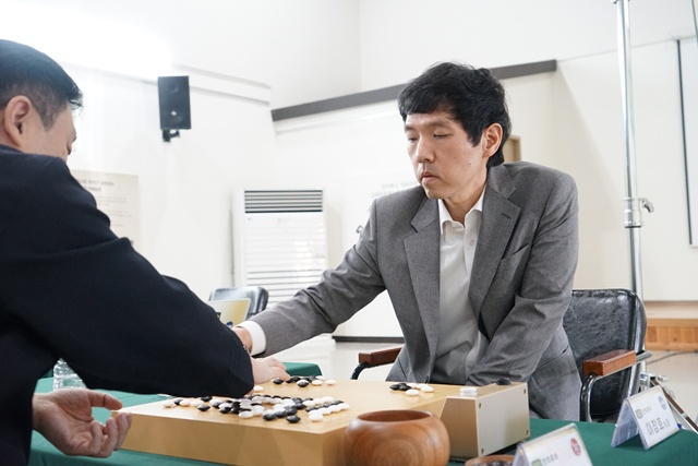 이창호(오른쪽). /사진=한국기원 제공