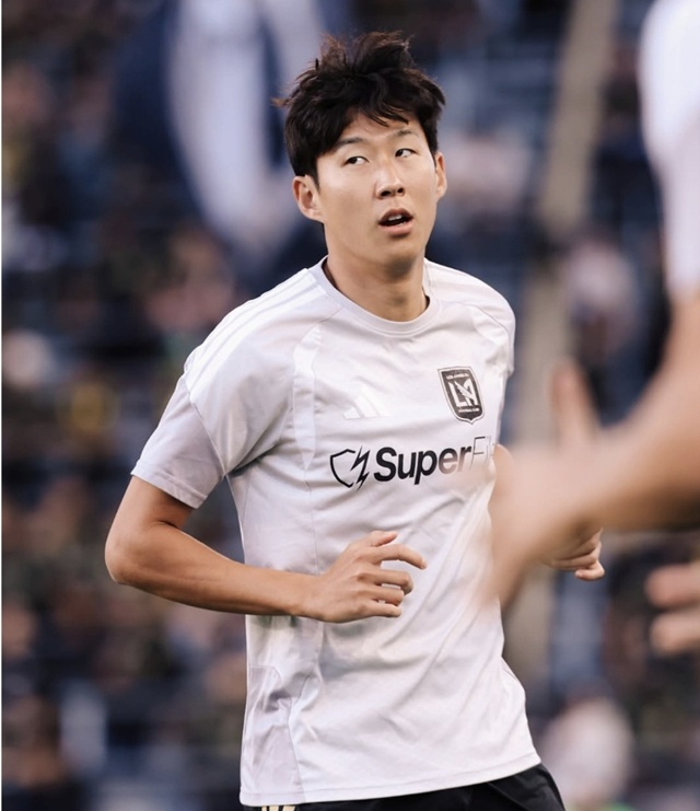 경기 전 몸을 푸는 손흥민. /사진=LAFC SNS