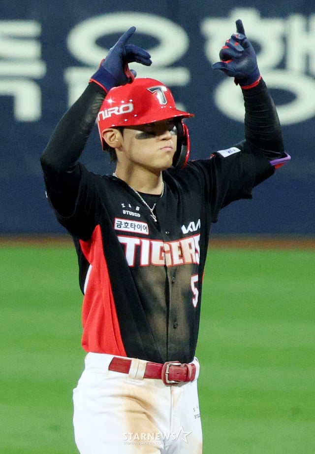 KIA 타이거즈 김도영이 26일 대구 삼성라이온즈파크에서 열린 삼성 라이온즈와 2026 KBO 포스트시즌 플레이오프(PO) 1차전에서 3회초 2사에서 좌전 안타를 날리고 세리머니를 하고 있다. /사진=김진경 대기자