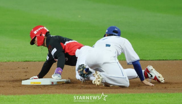 KIA 타이거즈 김도영(왼쪽)이 26일 대구 삼성라이온즈파크에서 열린 삼성 라이온즈와 2026 KBO 포스트시즌 플레이오프(PO) 1차전에서 1회초 2사에서 볼넷으로 출루한 뒤 2루 도루를 성공시키고 있다. /사진=김진경 대기자