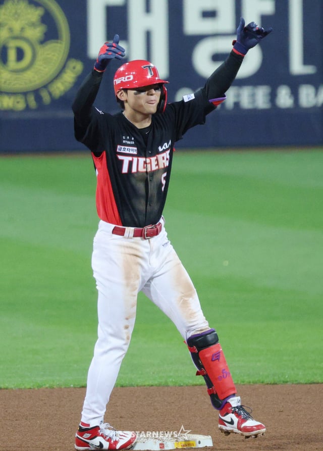 KIA 타이거즈 김도영(왼쪽)이 26일 대구 삼성라이온즈파크에서 열린 삼성 라이온즈와 2026 KBO 포스트시즌 플레이오프(PO) 1차전에서 8회초 대형 2루타를 날린 뒤 세리머니를 하고 있다. /사진=김진경 대기자