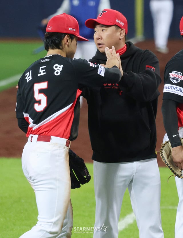 KIA 타이거즈 김도영(왼쪽)이 26일 대구 삼성라이온즈파크에서 열린 삼성 라이온즈와 2026 KBO 포스트시즌 플레이오프(PO) 1차전에서 팀 승리를 이끈 뒤 이범호 감독과 하이파이브를 하고 있다. /사진=김진경 대기자